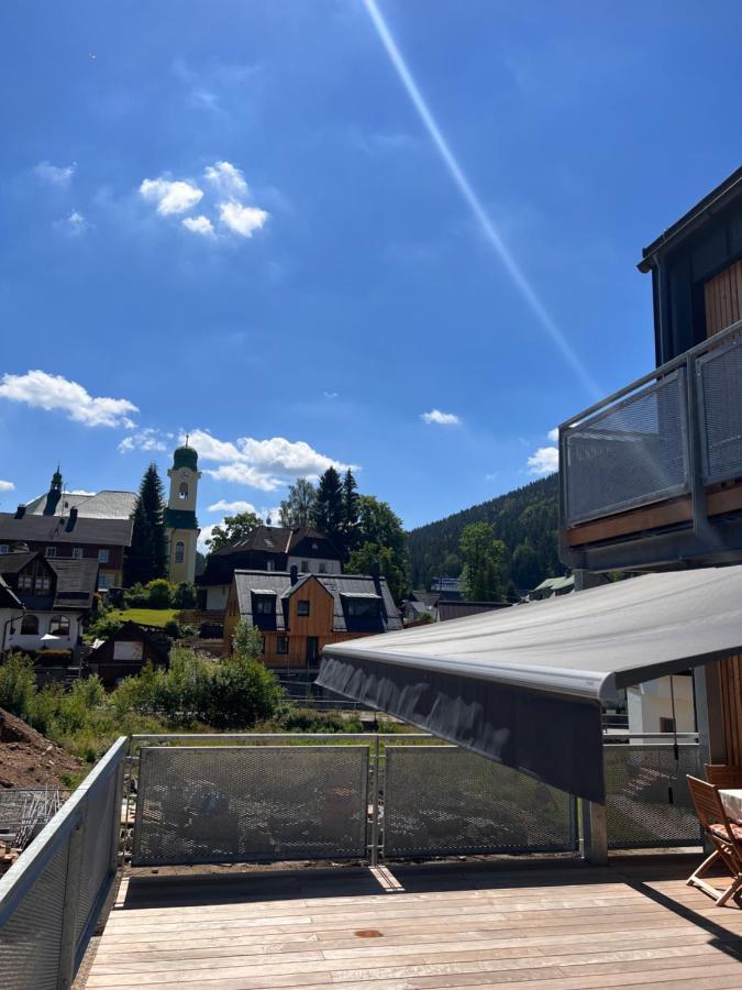 Luxusní Apartmán GRAND v centru Harrachova se soukromou Mega terasou, s možností dobíjení wallbox EV a výhledem na Harrachovský kostelíček Exterior foto